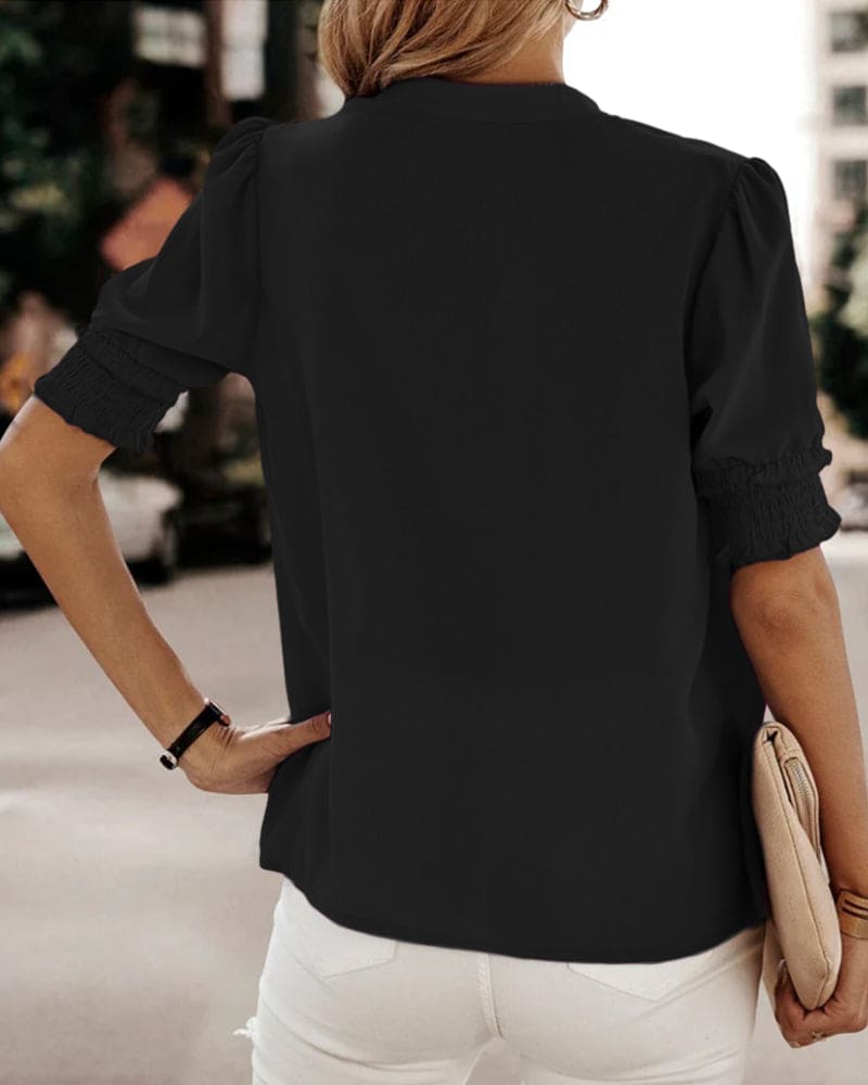 Sophia – Bluse mit V-Kragen und kurzen Ärmeln