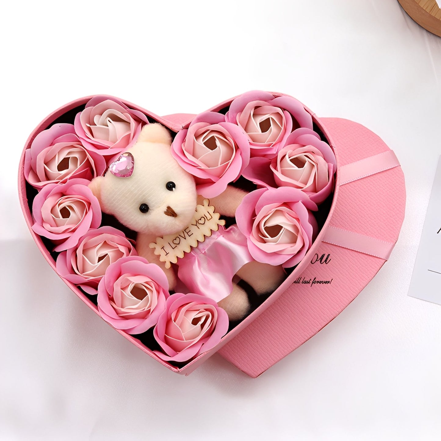 Heartley - Rosenbär als herzförmiges Präsent zum Valentinstag
