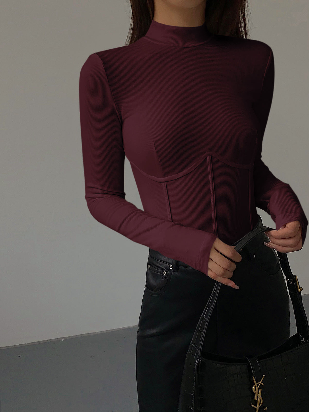 Nelia – Enges T-Shirt mit Stehkragen