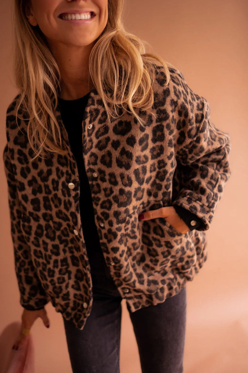 Lea – Bomberjacke mit Leopardenmuster