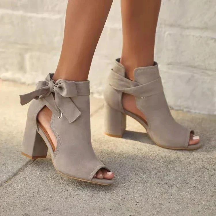 Celestine – Elegante orthopädische Sandalen mit Absatz und Schleifendetail