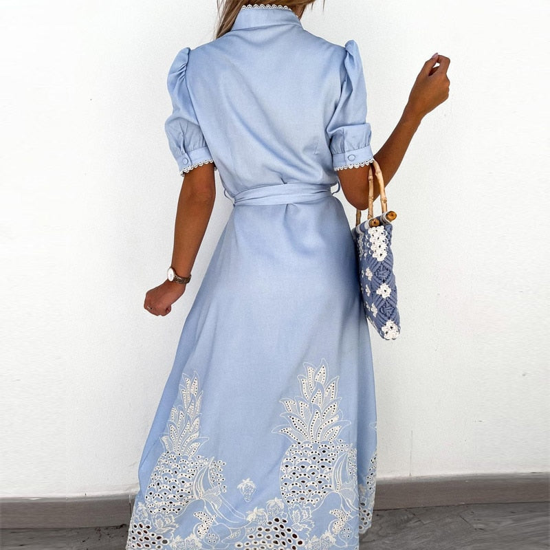 Viola – Blaues Kleid mit Stickerei und Details