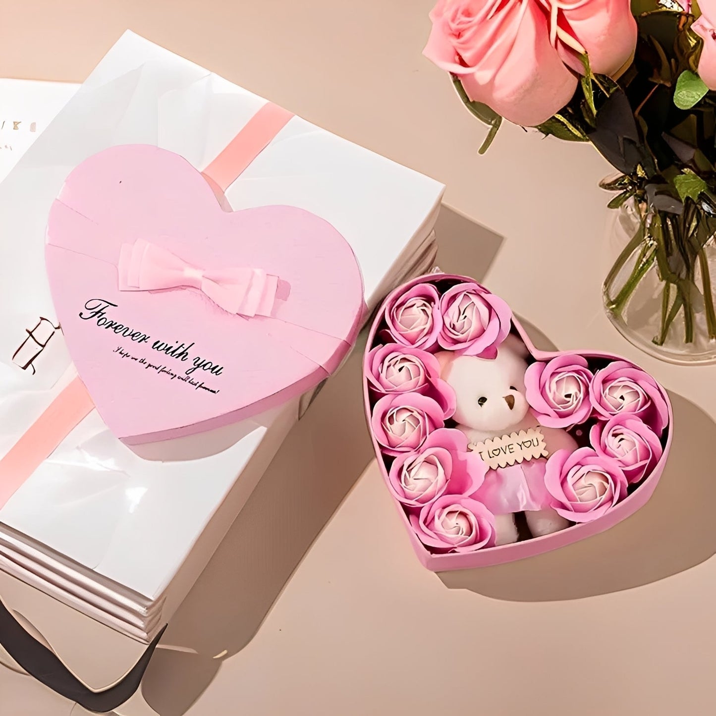 Heartley - Rosenbär als herzförmiges Präsent zum Valentinstag