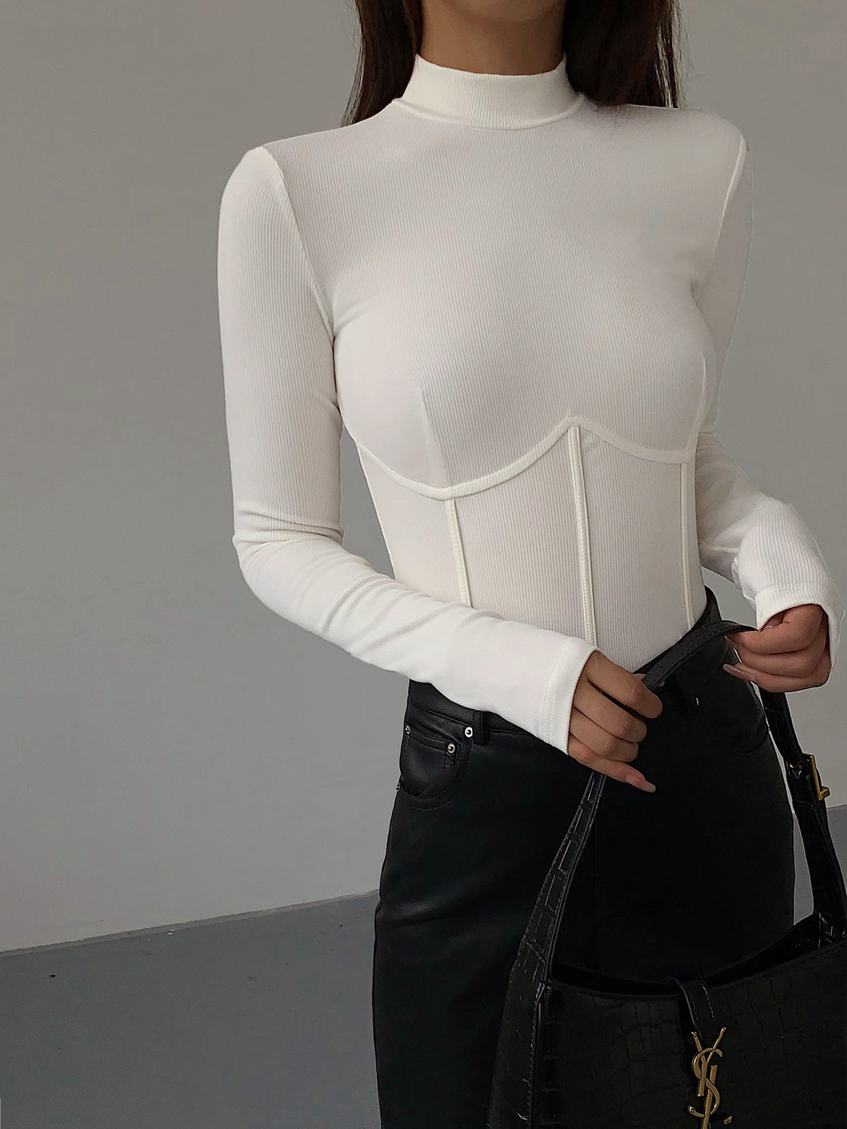 Nelia – Enges T-Shirt mit Stehkragen