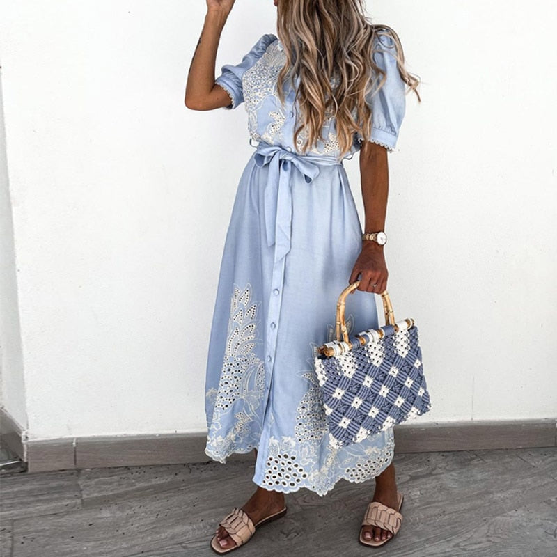 Viola – Blaues Kleid mit Stickerei und Details