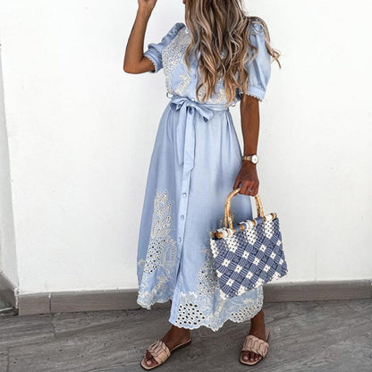 Viola – Blaues Kleid mit Stickerei und Details
