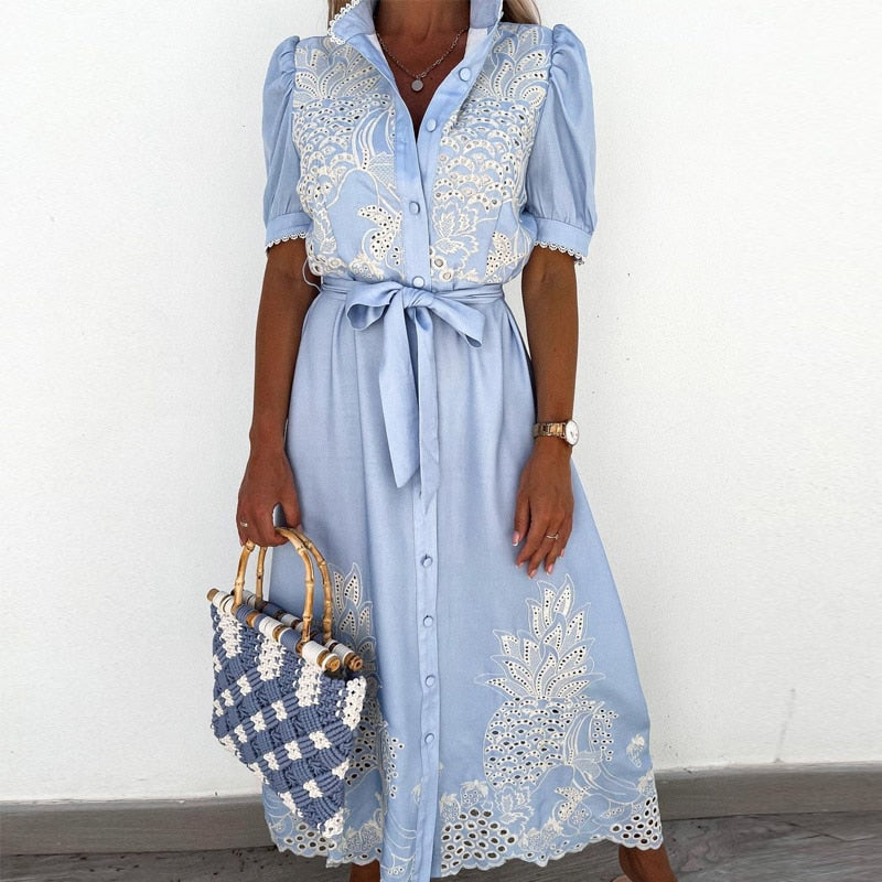 Viola – Blaues Kleid mit Stickerei und Details