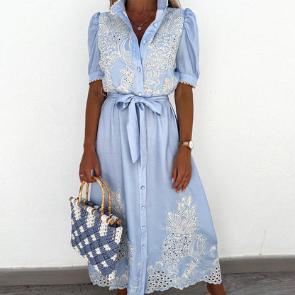 Viola – Blaues Kleid mit Stickerei und Details
