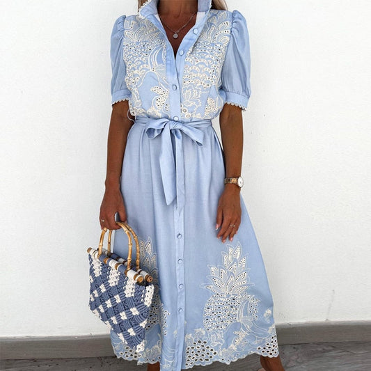 Viola – Blaues Kleid mit Stickerei und Details