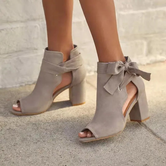 Celestine – Elegante orthopädische Sandalen mit Absatz und Schleifendetail