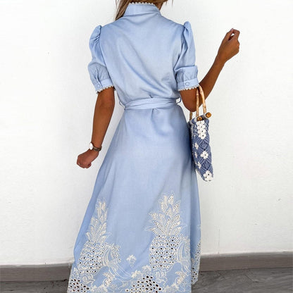 Viola – Blaues Kleid mit Stickerei und Details