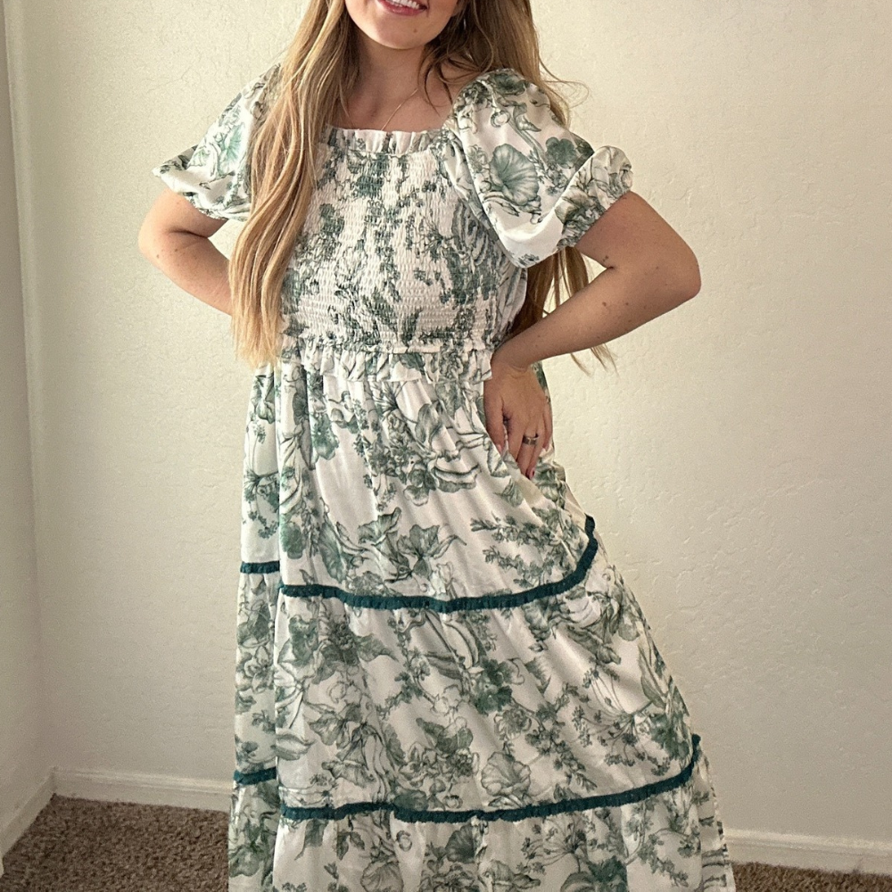 Geblümtes Maxikleid mit Smok-Detail
